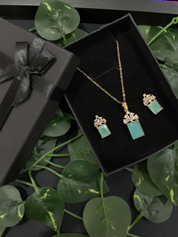 Emerald Muse Jewelry Set