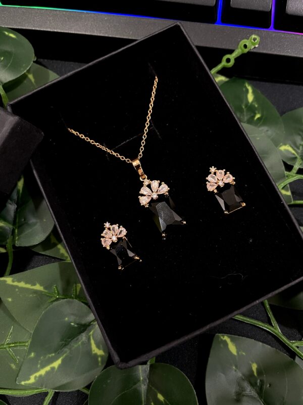 Noir Bloom Jewelry Set
